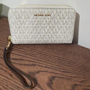 🔥🔥Michael Kors Cream & Gold Logo MK Stars Perforated Wristlet